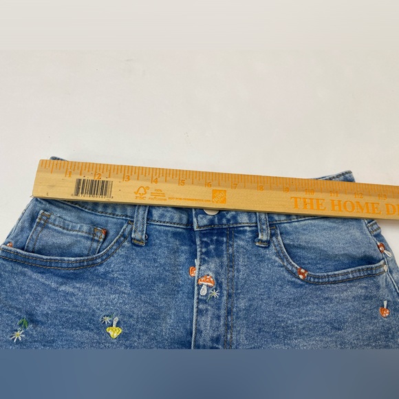 Tinseltown Mushroom Embroidered Frayed Denim Shorts Size 7 - Picture 11 of 13